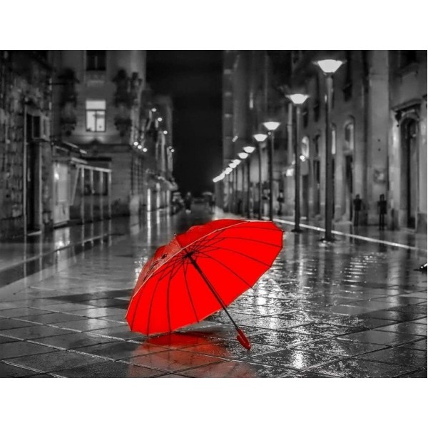 Ombrello rosso sotto la pioggia