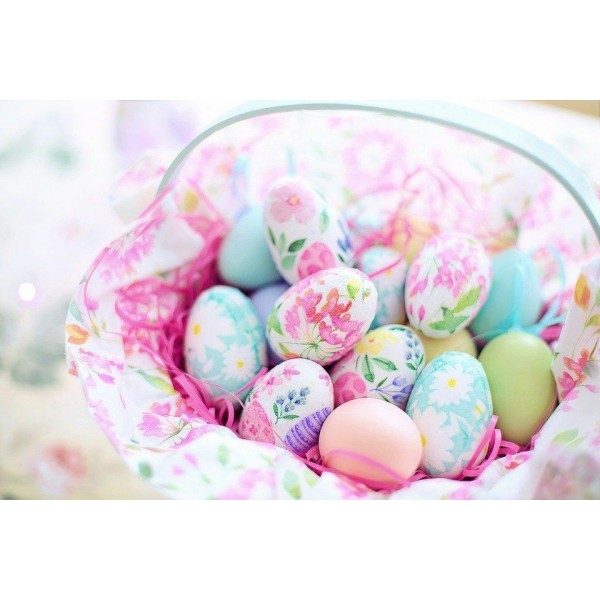 Cestino con uova di Pasqua colorate
