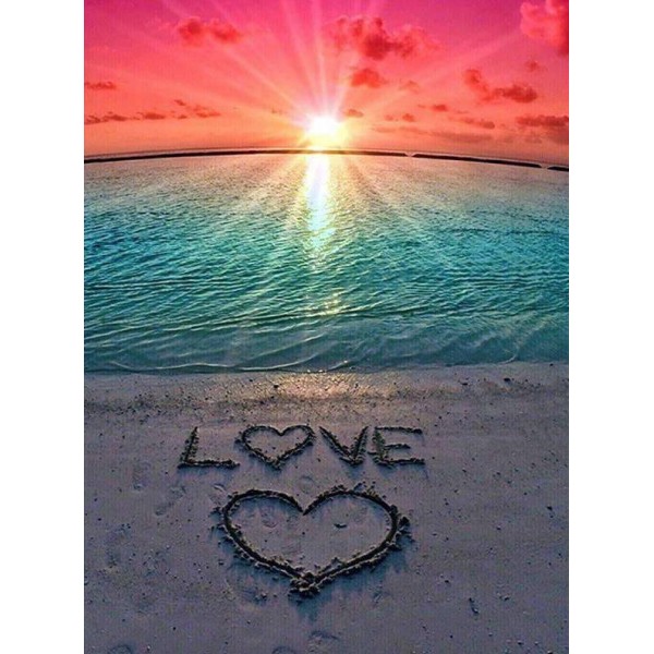 Amore scritto sulla sabbia al tramonto