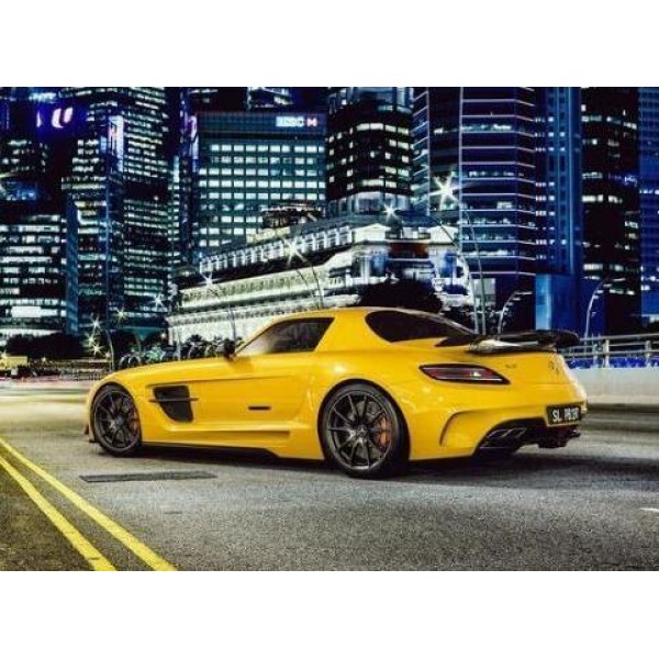 Auto sportiva gialla in città