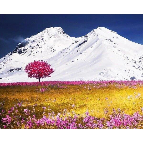 Albero rosa tra montagne bianche